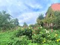 Das Bild zeigt ein großes Bild voller Dahlien mit dem Wohnhaus im Hintergrund im Privelacker Paradiesgarten