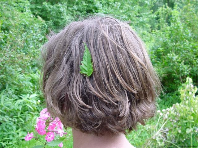 das Bild zeigt den Kopf von Babette mit einem grünen Blatt im Haar im Privelacker Paradiesgarten