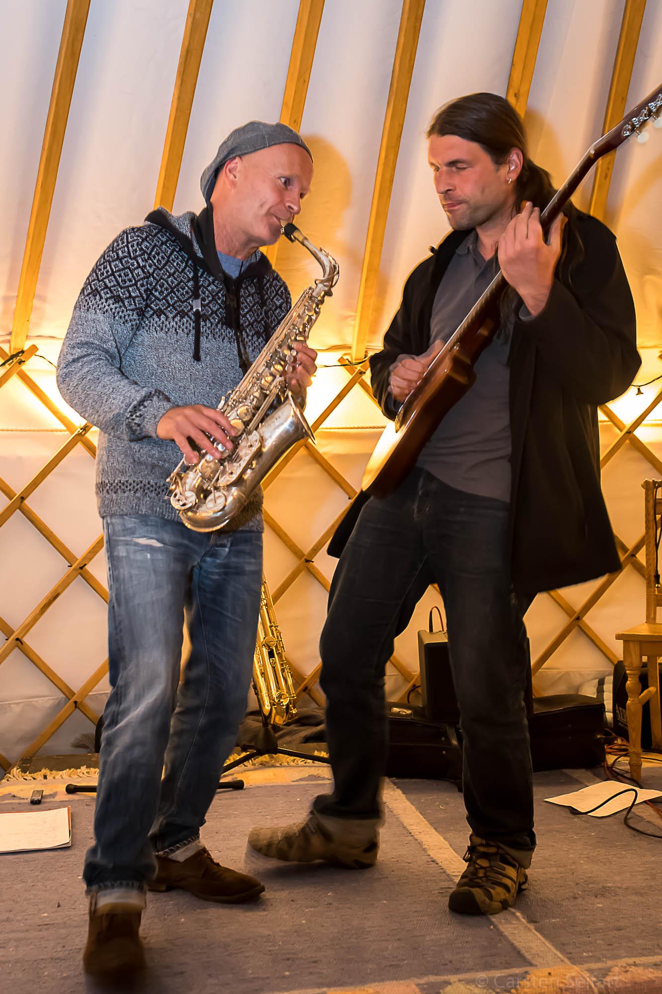 das Bild zeigt Daniel und Matija die ein Konzert im Privelacker Paradiesgarten geben mit Saxophon und Gitarre