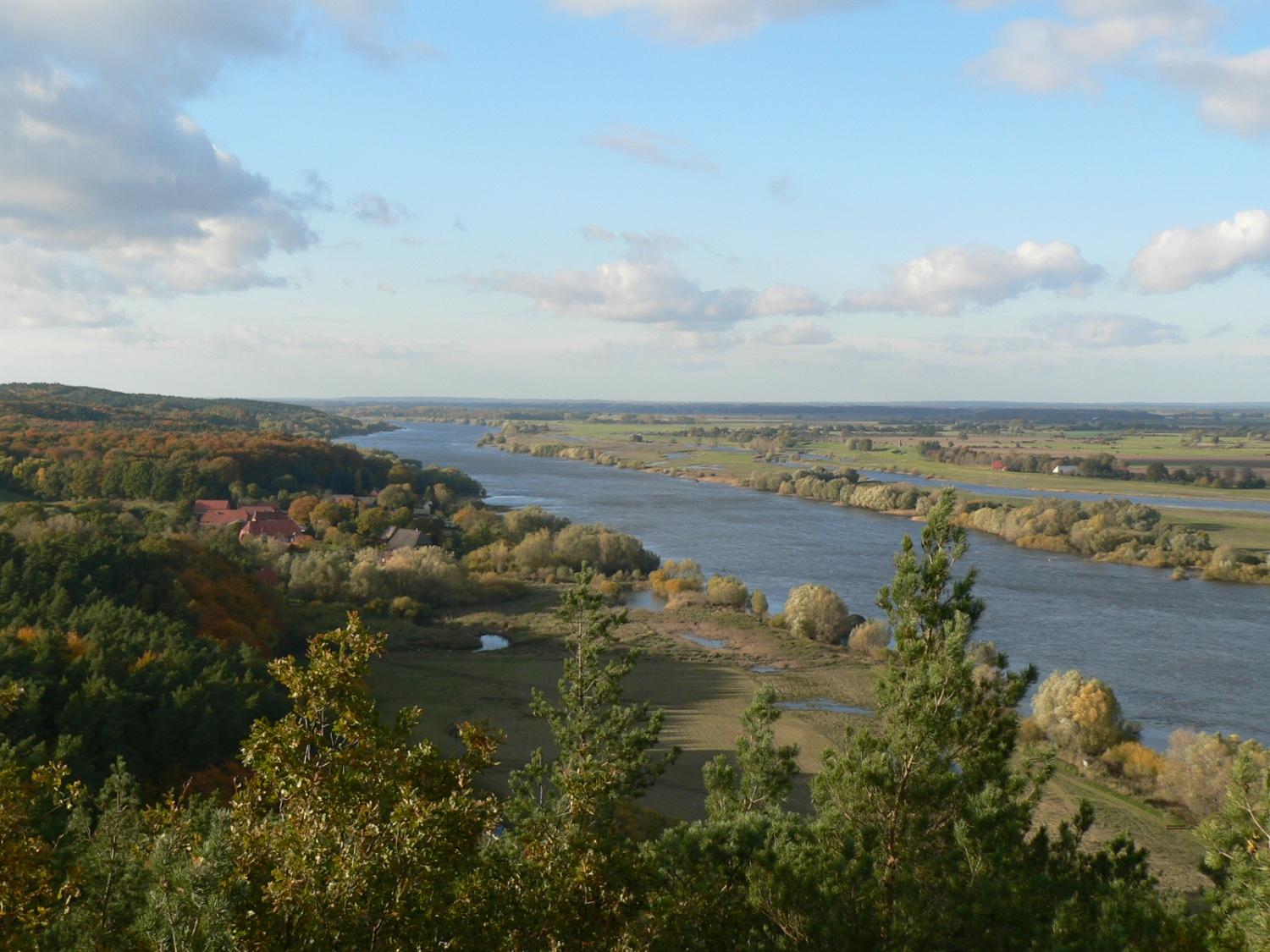 das Bild zeigt den Blick vom Aussichtsturm auf dem Kniepenberg, der höchsten Erhebung auf der anderen Elbseite, zeigt den Blick über die Elbe. Gerade aus dem Bild, ganz rechts, liegt der Privelacker Paradiesgarten.