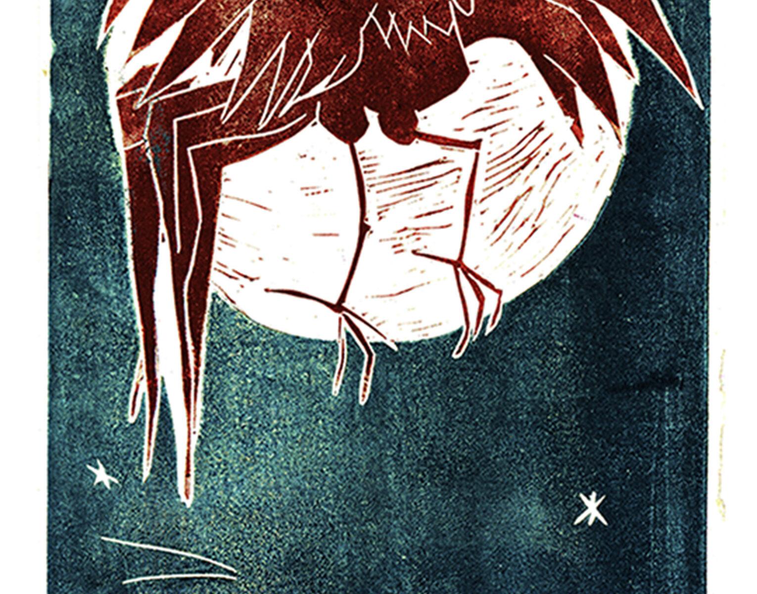 das Bild zeigt einen Holzschnitt, der als Plakat für das Puppenspiel Katze, Hahn und Füchsin dient. Deutlich sichtbar ist der Hahn, der, mit dem Vollmond im Hintergrund, mit den Flügeln schlägt. Nur die Augen von KLatze und Füchsin sind sichtbar, die Körper verschmelzen mit dem Hintergrund.
