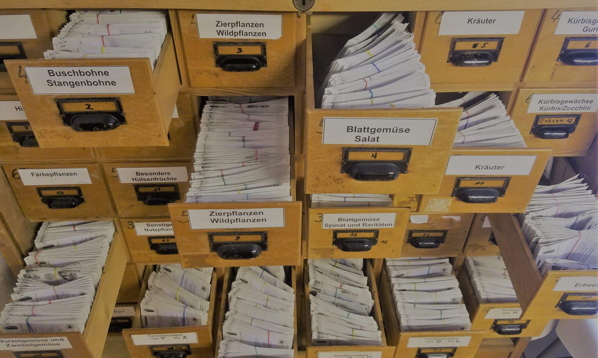 Das Bild zeigt einen Saatgutschrank, gefüllt mit vielen verschiedenen Genüsesaaten.